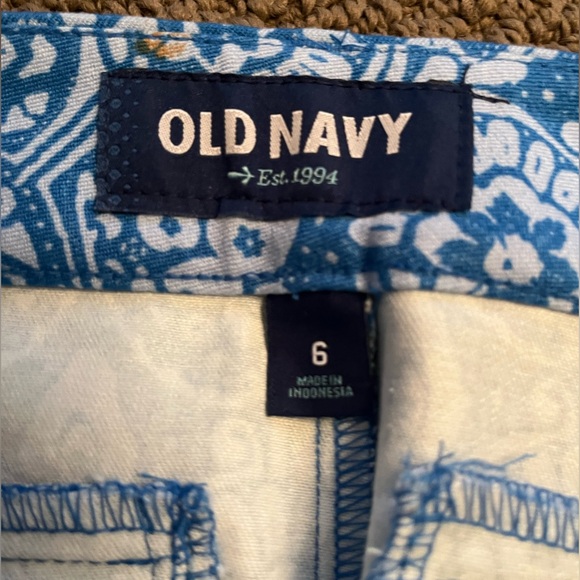 Brand New Old Navy Pixie capri in size 06 - Picture 6 of 7